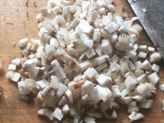 4、虾仁蛋卷,香菇切丁