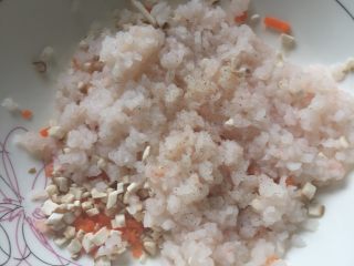 5、虾仁蛋卷,虾仁、萝卜丁和香菇丁加盐、黄酒和胡椒粉搅拌均匀