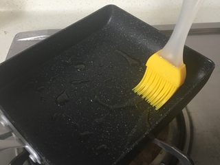 7、虾仁蛋卷,平底锅刷油