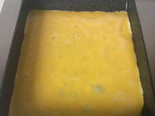 8、虾仁蛋卷,放入蛋液，中火至凝固