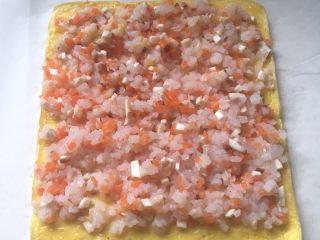 9、虾仁蛋卷,取出蛋皮，铺上搅拌好的虾仁馅，下面留一厘米的空