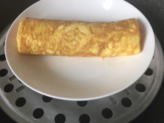11、虾仁蛋卷,放入开水锅隔水蒸六分钟