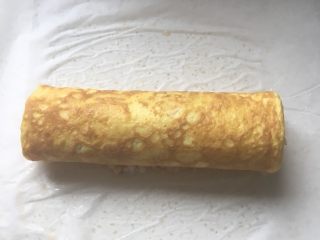 10、虾仁蛋卷,自上而下卷起