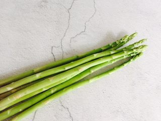 1、蒜蓉芦笋,新鲜的芦笋