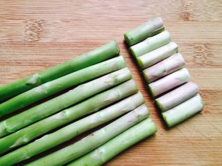 2、蒜蓉芦笋,清洗干净切掉头部的老根