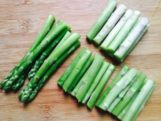 3、蒜蓉芦笋,切成段