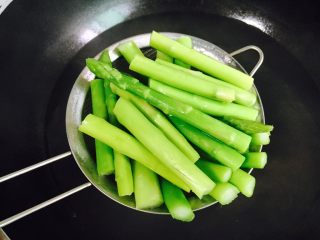 8、蒜蓉芦笋,捞起沥干水分再过冷水一遍