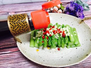 11、蒜蓉芦笋,最后淋上凉拌汁即可食用