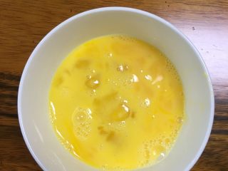 1、低卡番茄豆腐汤,鸡蛋打散