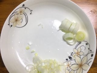 4、低卡番茄豆腐汤,葱切好