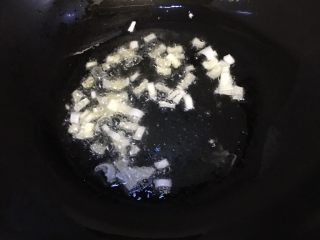 7、低卡番茄豆腐汤,加入葱花