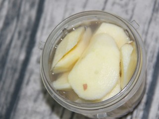 11、冬喝暖饮夏吃冰~开胃山楂苹果饮,加温开水