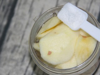 12、冬喝暖饮夏吃冰~开胃山楂苹果饮,放入一小勺糖