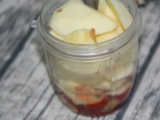 10、冬喝暖饮夏吃冰~开胃山楂苹果饮,把煮好的山楂和苹果一起放入料理杯