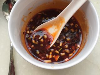 8、我爱土豆➕炝拌土豆片,碗中加入两勺生抽，一勺老干妈，一小勺白糖，半勺陈醋（喜欢吃酸的宝宝可以多放点），一点芥末油，少许花椒油，一点鸡精，三勺清水，拌匀，尝下味道，根据个人口味添加适量食盐