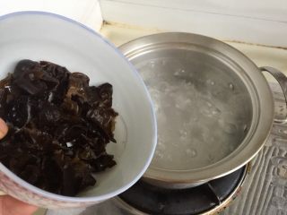 9、我爱土豆➕炝拌土豆片,坐锅烧水，水开加入木耳煮三分钟，捞出过冷水后沥水备用