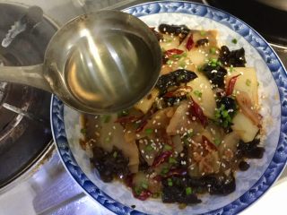 15、我爱土豆➕炝拌土豆片,少许菜籽油烧至冒烟，浇在菜上，即可完成了