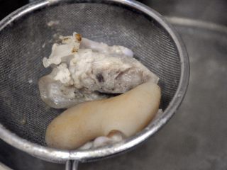 4、花生炖猪蹄,将猪蹄捞出，洗去浮沫。