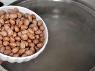 6、花生炖猪蹄,猪蹄炖了一小时后，倒入花生米，继续慢炖。