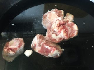 1、牛尾巴罗宋汤,牛尾巴汆去血水