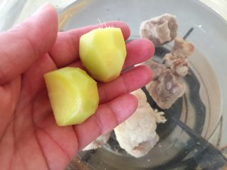 2、牛尾巴罗宋汤,然后洗净，拿个较大的锅，放入牛尾巴，加姜块，加料酒，大火煮开后小火慢炖