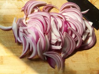 3、牛尾巴罗宋汤,炖牛尾的同时，准备配菜，洋葱切一切