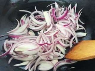 8、牛尾巴罗宋汤,油锅开起，先把洋葱煸香