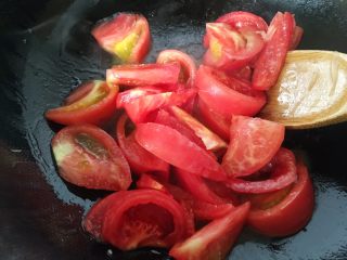 9、牛尾巴罗宋汤,再把番茄也煸一下