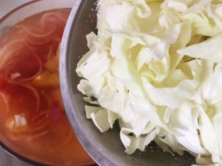 14、牛尾巴罗宋汤,卷心菜。全部放入后，依旧是小火慢炖