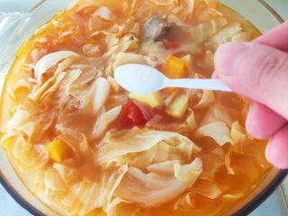 15、牛尾巴罗宋汤,一直炖到土豆酥烂就可以了，简单的加个盐，调个味，就OK啦