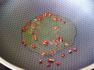 5、海兔绿豆芽小炒,锅烧热后倒入花生油,烧至六成热的时候,放入花椒小火慢慢炸香。