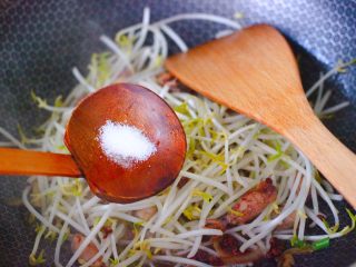 9、海兔绿豆芽小炒,根据个人口味,加入适量的盐调味。