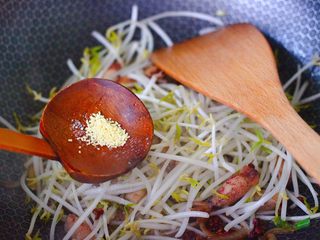 10、海兔绿豆芽小炒,再加入鸡精增加口感。