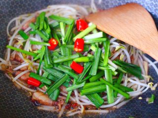 12、海兔绿豆芽小炒,加入韭菜段和小米辣。