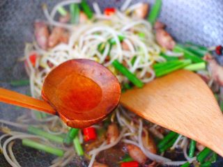 13、海兔绿豆芽小炒,这个时候烹上米醋,这样做出来的海兔绿豆芽小炒,脆爽不油腻。