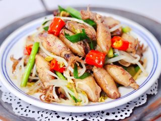 15、海兔绿豆芽小炒,营养丰富又健康美味的小炒出锅咯,绝好的下酒菜,更是绝对的下饭菜,百吃不厌。