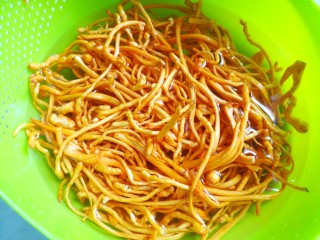 2、好喝到飞起的虫草炖鸡,虫草洗净。