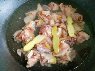 6、好喝到飞起的虫草炖鸡,加入没过食材的冷水。