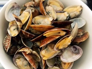 2、排骨蚬子时蔬面,蚬子放入锅中添入清水煮至蚬子完全开口蚬子煮好取出蚬子汤留着做面条汤超级棒