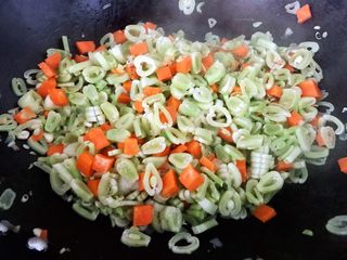 8、排骨蚬子时蔬面,放入芸豆和胡萝卜丁大火快速翻炒至变色