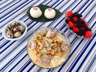 13、排骨蚬子时蔬面,搭配着水果和鹌鹑蛋还有小馒头营养丰富极了