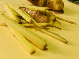 4、盐焗手撕鸡,姜洗净，切丝；