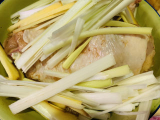 11、盐焗手撕鸡,加入大葱和姜丝；