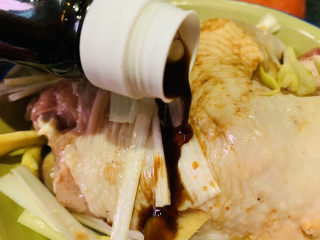 12、盐焗手撕鸡,加少许生抽；