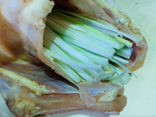 15、盐焗手撕鸡,将大葱丝和姜丝塞入鸡肚子；