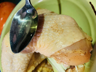 16、盐焗手撕鸡,表面涂上少许食用油；