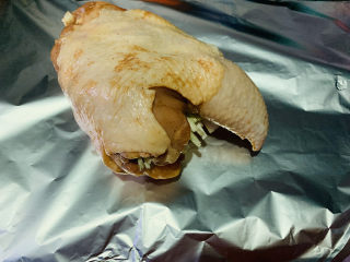 17、盐焗手撕鸡,铺上锡纸，将准备好的鸡放上面；