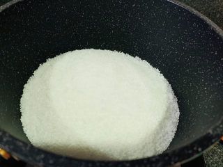 19、盐焗手撕鸡,食盐放入锅内先炒热；