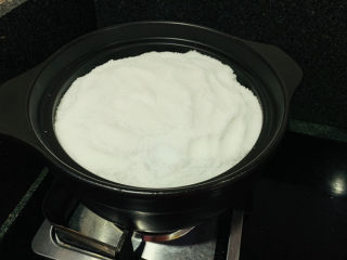 22、盐焗手撕鸡,最后把剩余的盐全部倒入，全部覆盖住；