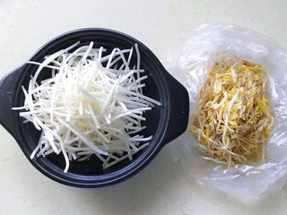 1、碧簪银芽,把豆芽掐掉首尾,取中间一段